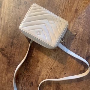 Small belt bag. Off white color. Very good condition